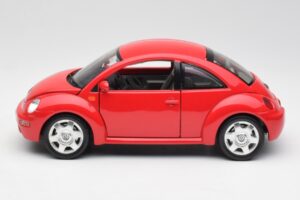 Volkswagen New Beetle Raudonas Bburago 1:18 8185108 Metalas - nuotrauka 4 iš 8