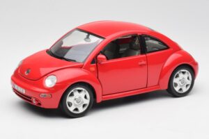 Volkswagen New Beetle Raudonas Bburago 1:18 8185108 Metalas