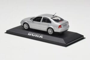 Volkswagen Bora Reflex Sidabrinis Minichamps 1:43 81982223S Metalas - nuotrauka 3 iš 4