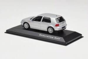 Volkswagen Golf Mk4 Reflex Sidabrinis Minichamps 1:43 4527111022 Metalas - nuotrauka 3 iš 4