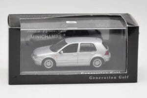 Volkswagen Golf Mk4 Reflex Sidabrinis Minichamps 1:43 4527111022 Metalas - nuotrauka 4 iš 4