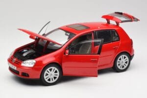 Volkswagen Golf Mk5 4-Door Tornado Raudonas Bburago 1:18 GOLF001 Metalas - nuotrauka 2 iš 8