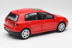 Volkswagen Golf Mk5 4-Door Tornado Raudonas Bburago 1:18 GOLF001 Metalas - nuotrauka 3 iš 8