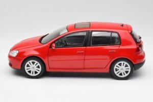 Volkswagen Golf Mk5 4-Door Tornado Raudonas Bburago 1:18 GOLF001 Metalas - nuotrauka 4 iš 8