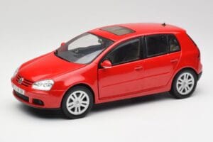 Volkswagen Golf Mk5 4-Door Tornado Raudonas Bburago 1:18 GOLF001 Metalas