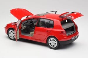 Volkswagen Golf Mk5 4-Door Tornado Raudonas Bburago 1:18 GOLF001 Metalas - nuotrauka 5 iš 8