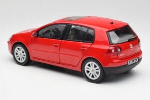 Volkswagen Golf Mk5 4-Door Tornado Raudonas Bburago 1:18 GOLF001 Metalas - nuotrauka 7 iš 8