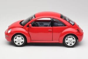 Volkswagen New Beetle Raudonas Bburago 1:18 3342 Metalas - nuotrauka 4 iš 8