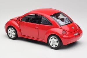 Volkswagen New Beetle Raudonas Bburago 1:18 3342 Metalas - nuotrauka 7 iš 8
