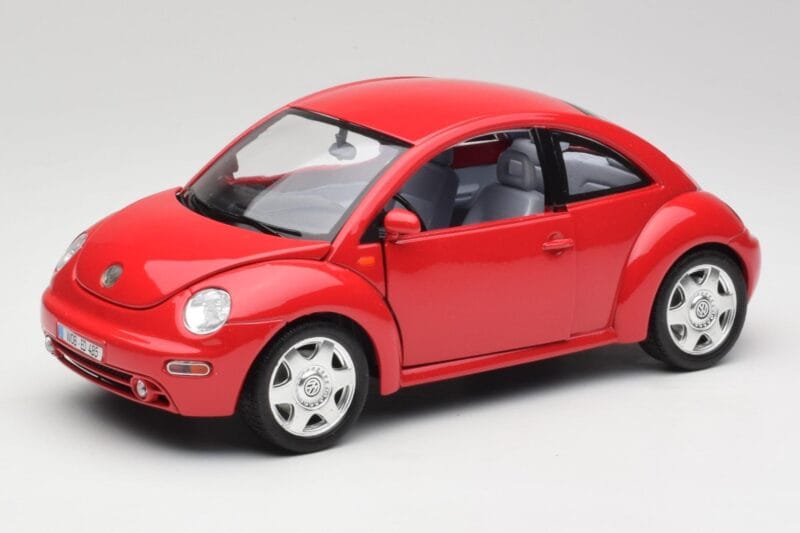 Volkswagen New Beetle Raudonas Bburago 1:18 3342 Metalas