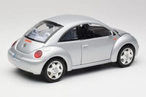 Volkswagen New Beetle Reflex Sidabrinis Metalinis Bburago 1:18 3322 Metalas - nuotrauka 3 iš 8