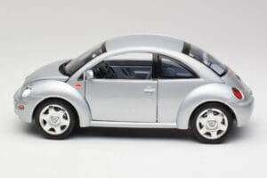 Volkswagen New Beetle Reflex Sidabrinis Metalinis Bburago 1:18 3322 Metalas - nuotrauka 4 iš 8