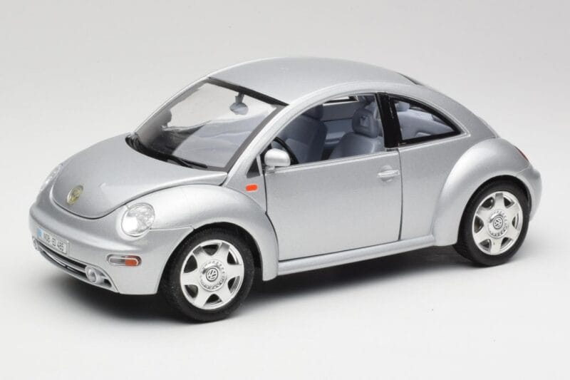 Volkswagen New Beetle Reflex Sidabrinis Metalinis Bburago 1:18 3322 Metalas