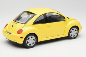 Volkswagen New Beetle Geltonas Maisto 1:18 37800-M4 Metalas - nuotrauka 3 iš 8