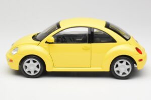 Volkswagen New Beetle Geltonas Maisto 1:18 37800-M4 Metalas - nuotrauka 4 iš 8