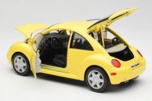 Volkswagen New Beetle Geltonas Maisto 1:18 37800-M4 Metalas - nuotrauka 5 iš 8