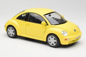 Volkswagen New Beetle Geltonas Maisto 1:18 37800-M4 Metalas - nuotrauka 6 iš 8
