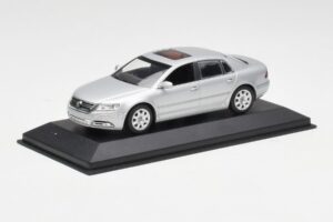 Volkswagen Phaeton Sidabrinis Minichamps 1:43 3D0099300A Metalas - nuotrauka 2 iš 4