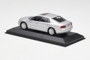 Volkswagen Phaeton Sidabrinis Minichamps 1:43 3D0099300A Metalas - nuotrauka 3 iš 4
