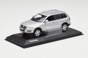 Volkswagen Touareg Reflex Sidabrinis Minichamps 1:43 68625 Metalas - nuotrauka 2 iš 4