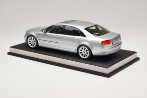 Audi A8 D3 W12 Ice Silver Metallic MotorHelix 1:18 MH030ISM Derva - nuotrauka 5 iš 7