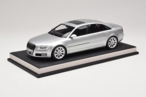 Audi A8 D3 W12 Ice Silver Metallic MotorHelix 1:18 MH030ISM Derva - nuotrauka 2 iš 7