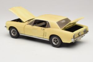 Ford Mustang Coupe Geltonas The Walking Dead Greenlight 1:18 12958 Metalas - nuotrauka 5 iš 8