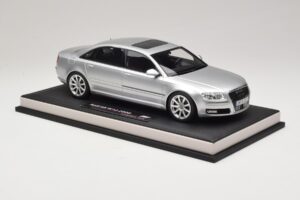Audi A8 D3 W12 Ice Silver Metallic MotorHelix 1:18 MH030ISM Derva - nuotrauka 4 iš 7