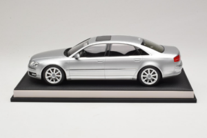 Audi A8 D3 W12 Ice Silver Metallic MotorHelix 1:18 MH030ISM Derva