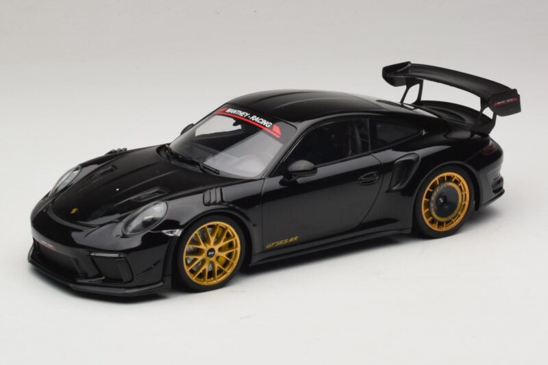 Porsche 911 992 GT3 RS Manthey Racing Juodas su Auksiniais Ratlankiais Minichamps 1:18 MR-911-GT3RS-1804 Metalas