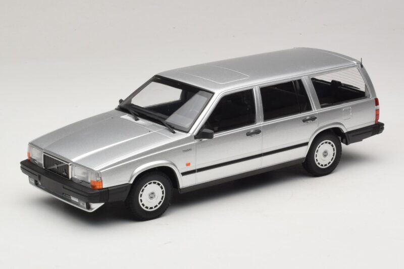 Volvo 740 GL Universalas Sidabrinis Minichamps 1:18 155171770 Metalas