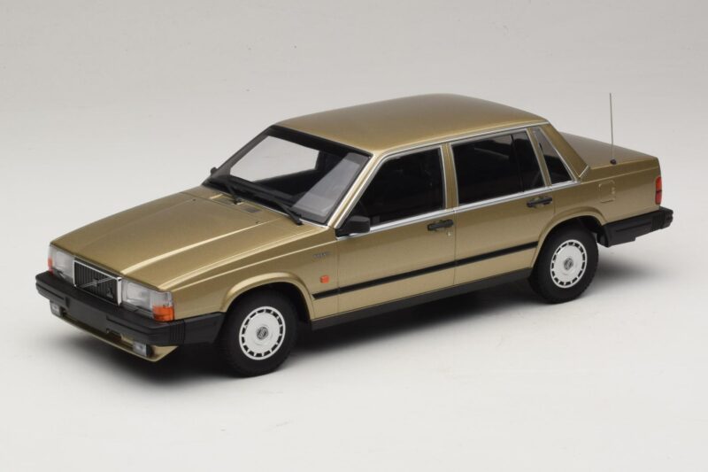 Volvo 740 GL Auksinis Minichamps 1:18 155171700 Metalas