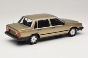 Volvo 740 GL Auksinis Minichamps 1:18 155171700 Metalas - nuotrauka 2 iš 6