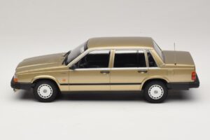 Volvo 740 GL Auksinis Minichamps 1:18 155171700 Metalas - nuotrauka 3 iš 6