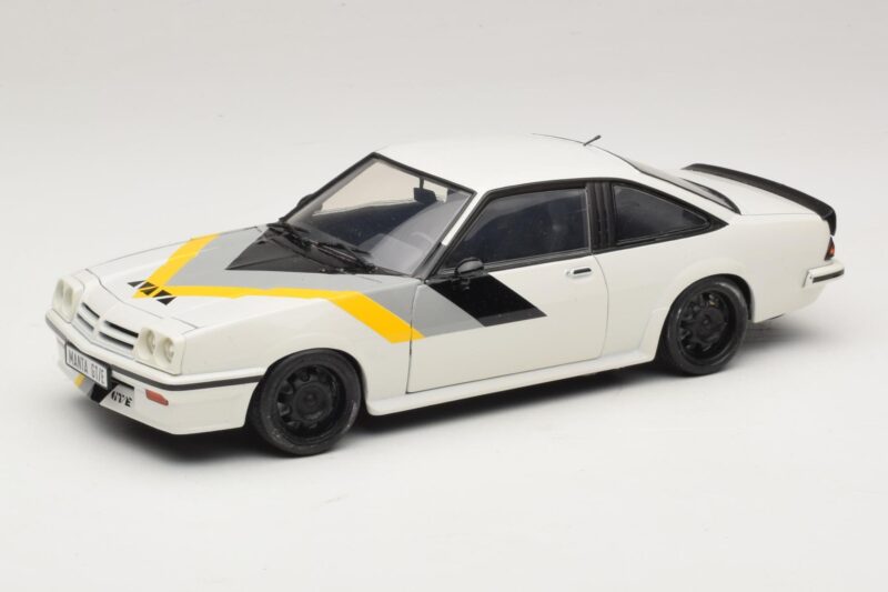 Opel Manta B GT/E Baltas Juodi Individualūs Ratlankiai Revell 1:18 08422 Metalas