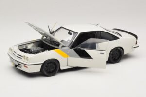 Opel Manta B GT/E Baltas Juodi Individualūs Ratlankiai Revell 1:18 08422 Metalas - nuotrauka 2 iš 8