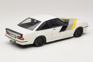 Opel Manta B GT/E Baltas Juodi Individualūs Ratlankiai Revell 1:18 08422 Metalas - nuotrauka 3 iš 8