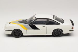 Opel Manta B GT/E Baltas Juodi Individualūs Ratlankiai Revell 1:18 08422 Metalas - nuotrauka 4 iš 8