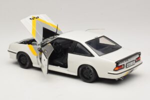 Opel Manta B GT/E Baltas Juodi Individualūs Ratlankiai Revell 1:18 08422 Metalas - nuotrauka 5 iš 8