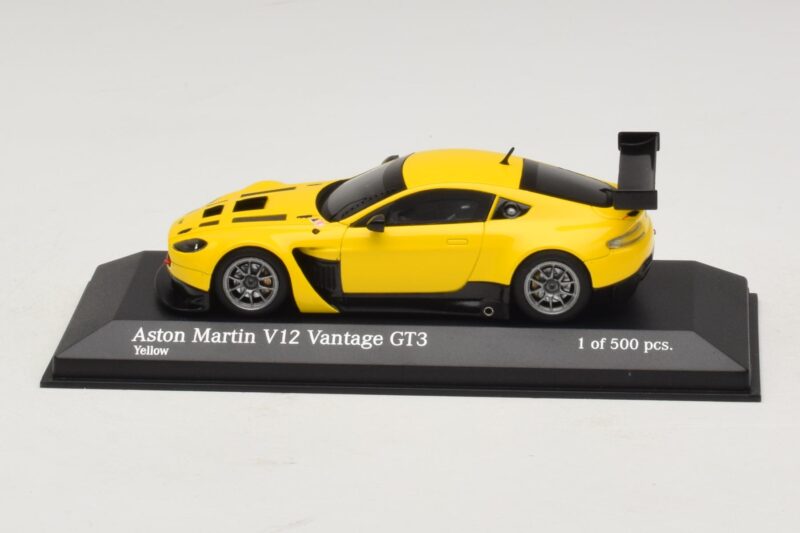 Aston Martin V12 Vantage GT3 Geltonas Minichamps 1:43 437121391 Metalas
