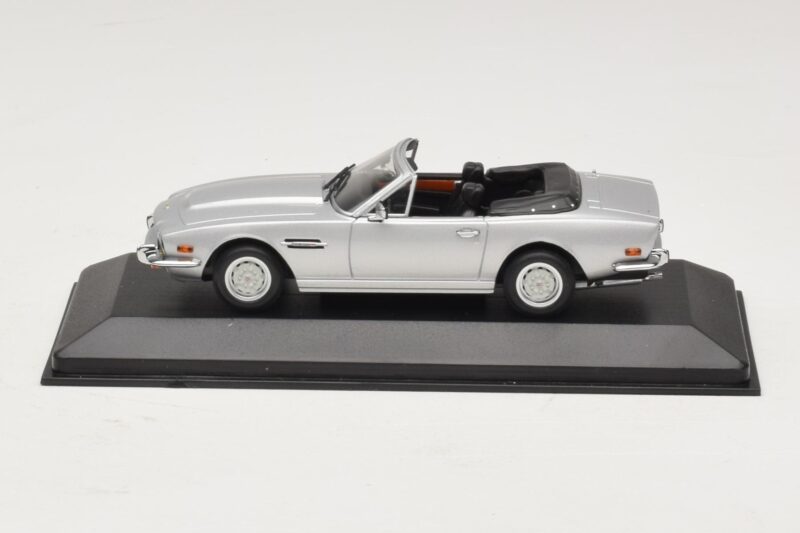 Aston Martin V8 Volante Sidabrinis Minichamps 1:43 400137601 Metalas