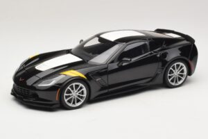 Chevrolet Corvette C7 Grand Sport Juoda su Baltomis Juostomis AUTOart 1:18 71273 Kompozitas