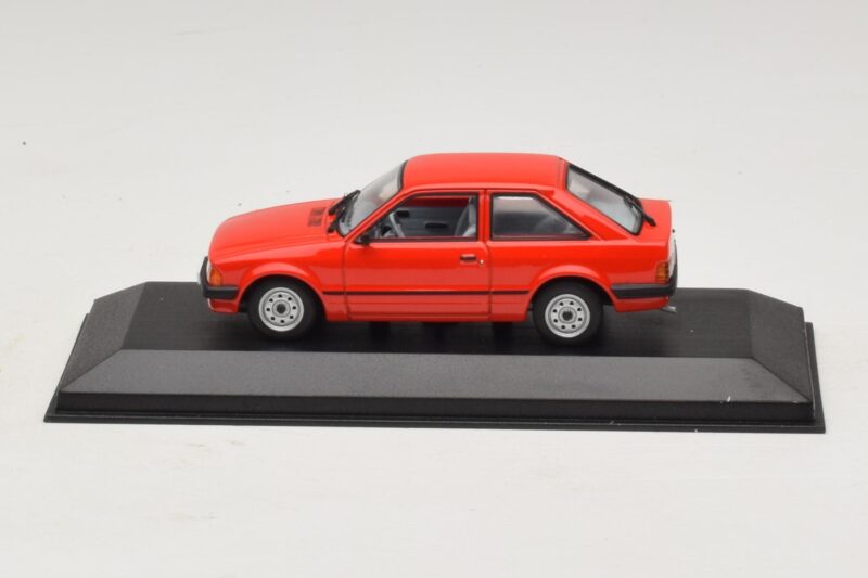 Ford Escort Mk3 3 Durų Raudonas Minichamps 1:43 Ford Escort Mk3 3 Durų Raudonas Minichamps 1:43 400085000 Metalas