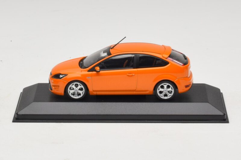 Ford Focus ST Mk2 Electric Orange Minichamps 1:43 Ford Focus ST Mk2 Electric Orange Minichamps 1:43 400087302 Metalas