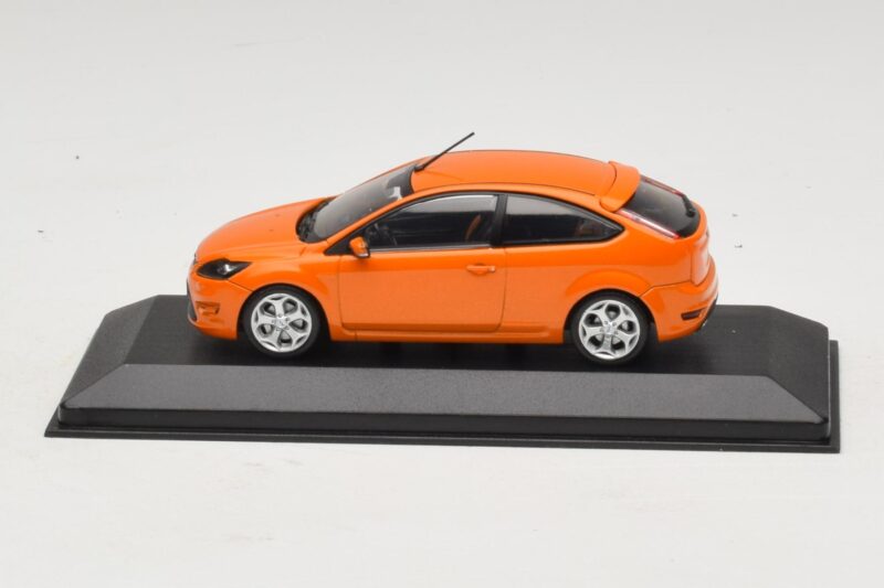 Ford Focus ST Mk2 Electric Orange Pakaitinė Dėžė Minichamps 1:43 Ford Focus ST Mk2 Electric Orange Pakaitinė Dėžė Minichamps 1:43 400087302-R1 Metalas