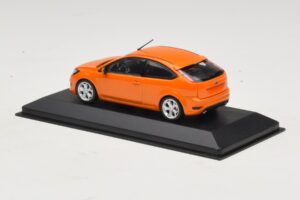 Ford Focus ST Mk2 Electric Orange Pakaitinė Dėžė Minichamps 1:43 400087302-R1 Metalas - nuotrauka 3 iš 4