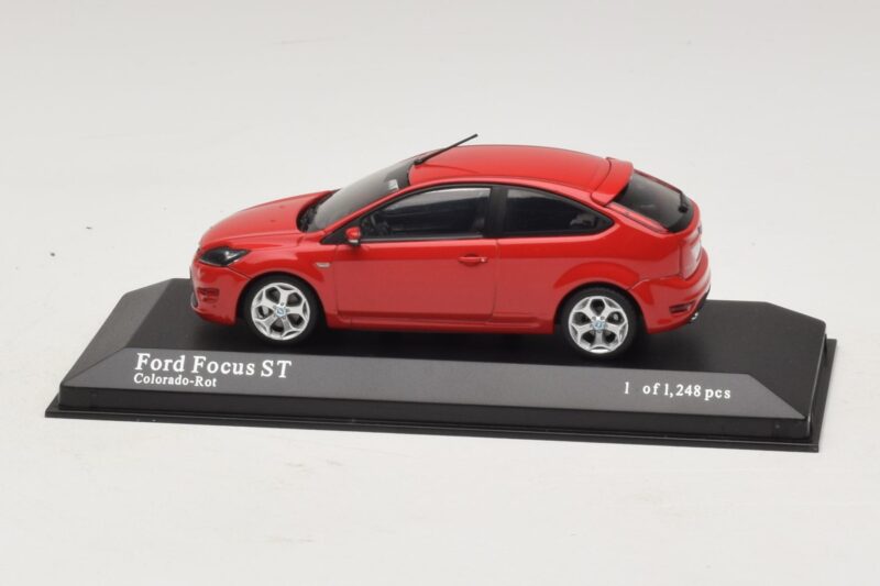 Ford Focus ST Mk2 Raudonas Minichamps 1:43 Ford Focus ST Mk2 Raudonas Minichamps 1:43 400087301 Metalas