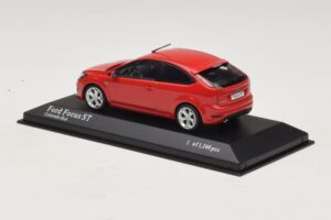 Ford Focus ST Mk2 Raudonas Minichamps 1:43 400087301 Metalas - nuotrauka 3 iš 4
