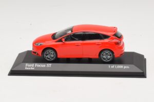 Ford Focus ST Mk3 Raudonas Minichamps 1:43 410081001 Metalas