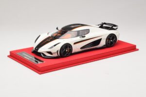Koenigsegg Regera Baltas su Juodu Karbonu FrontiArt 1:18 REMC043 Derva